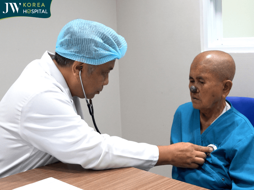 bác sĩ JW khám trước khi mổ cho sư bà