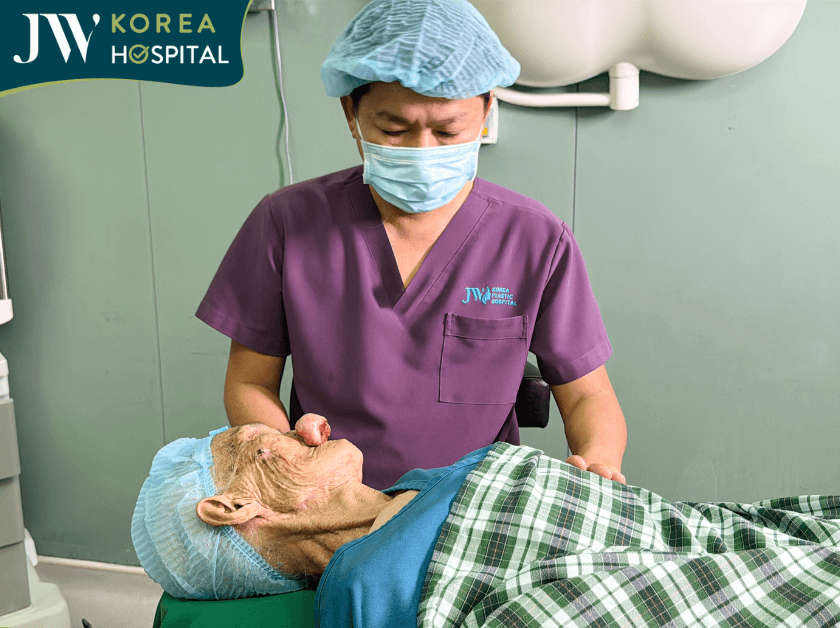 bác sĩ tú dung trấn an cụ Khoan trước khi mổ