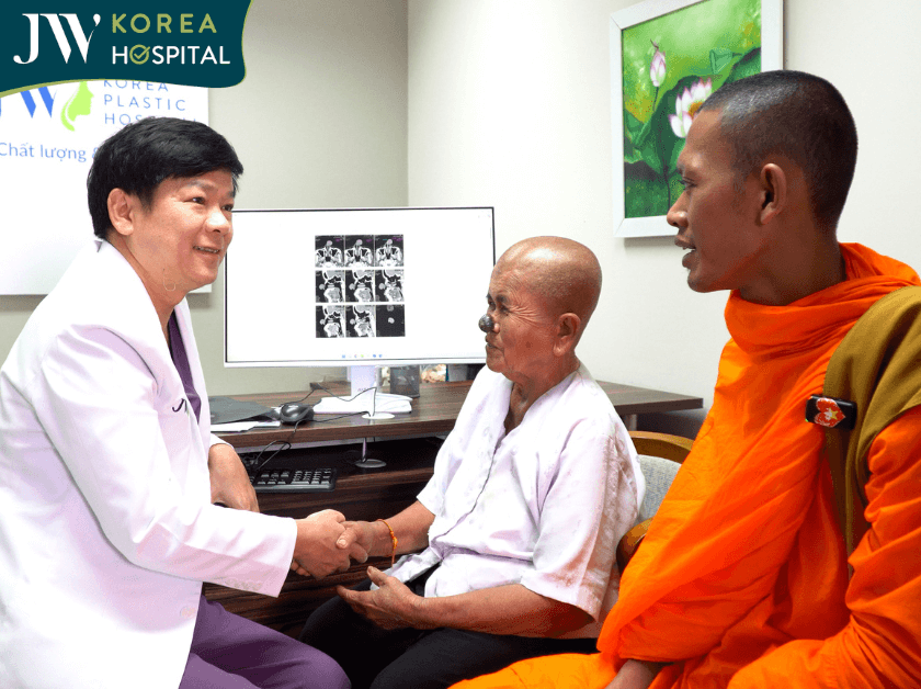 Bác sĩ Tú Dung gặp sư bà Khơ-me u trên mũi