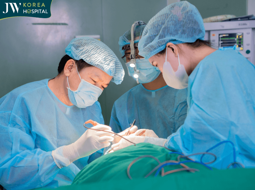 bác sĩ Tú Dung phẫu thuật cắt U